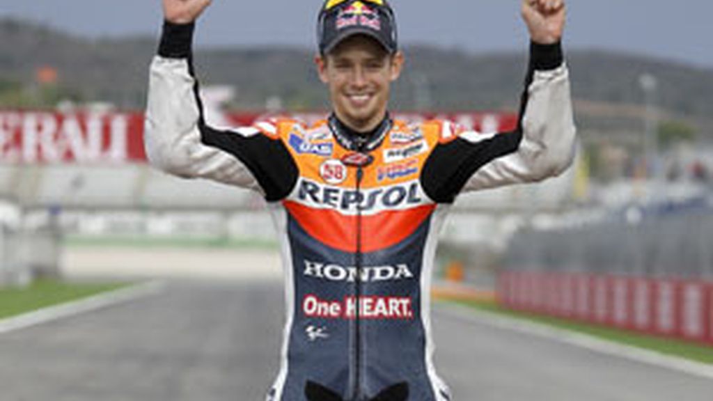 El piloto australiano de Moto GP, Casey Stoner, celebra su victoria FOTO: REUTERS