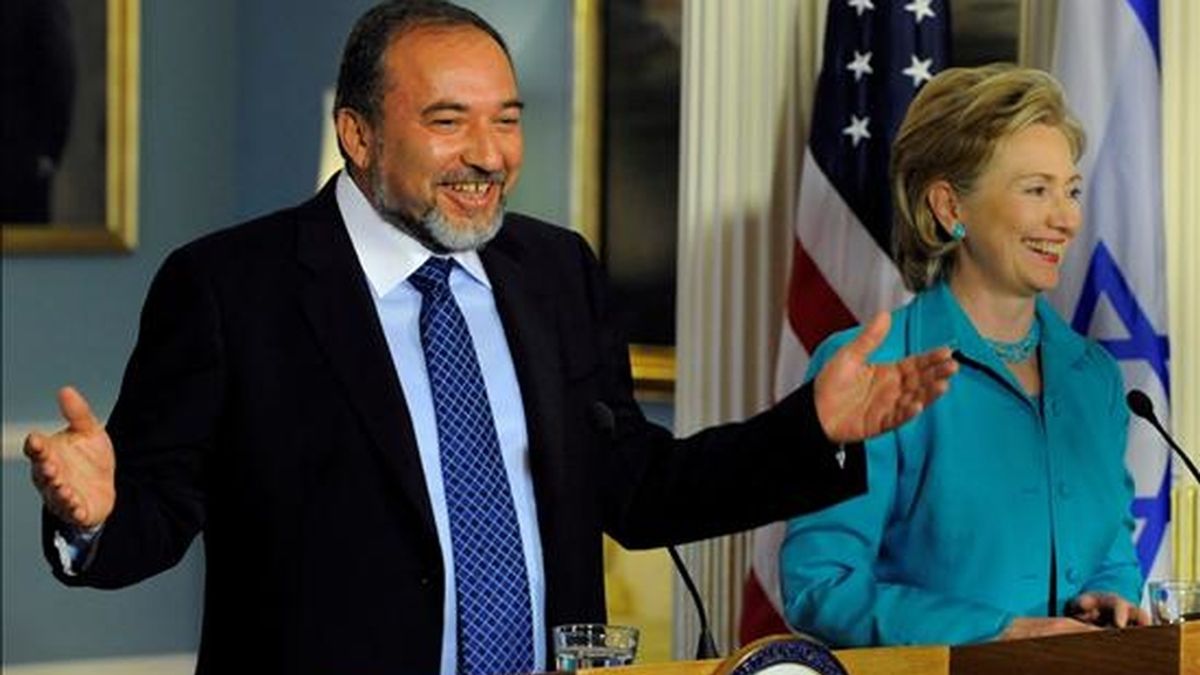 La secretaria de Estado de Estados Unidos, Hillary Clinton, sonríe junto al ministro de Relaciones Exteriores de Israel, Avigdor Lieberman, durante una rueda de prensa en Washington, DC (EEUU). EFE
