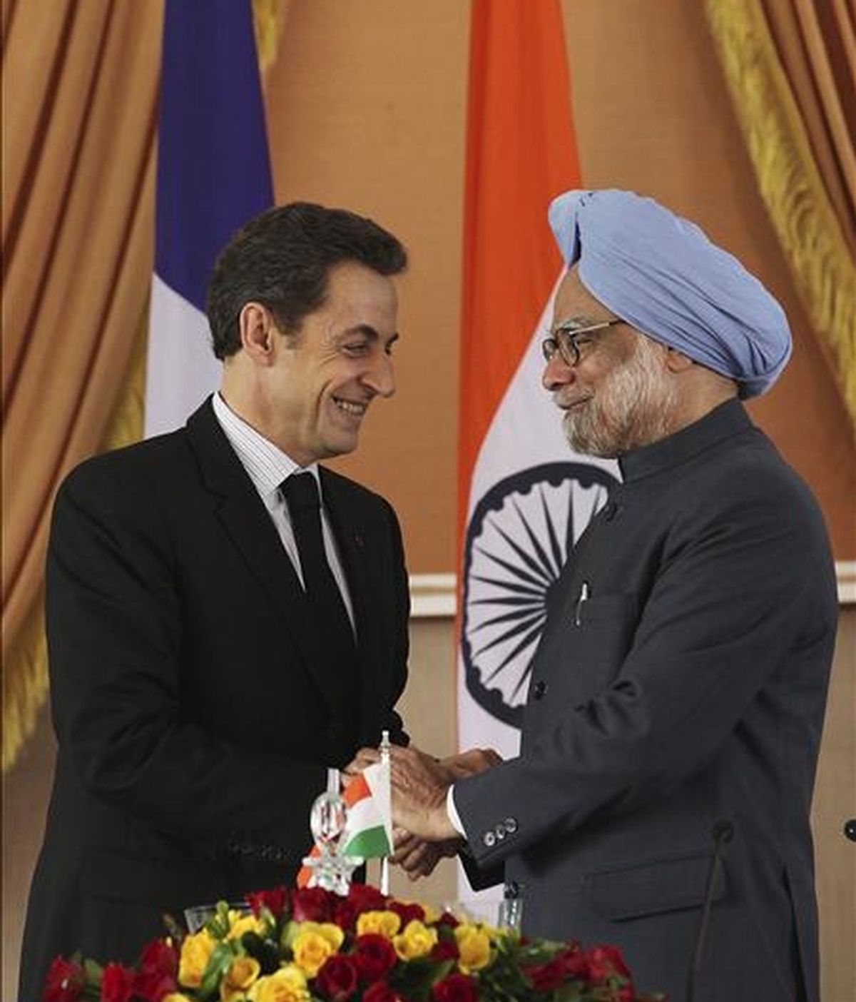 El presidente francés, Nicolás Sarkozy (i), estrecha la mano del primer ministro indio, Manmohan Singh, tras una rueda de prensa conjunta en Nueva Delhi (India), hoy, lunes 06 de diciembre de 2010. Sarkozy, cerró hoy en Nueva Delhi acuerdos que colocan a Francia como uno de los socios preferentes de la India en materia nuclear. EFE