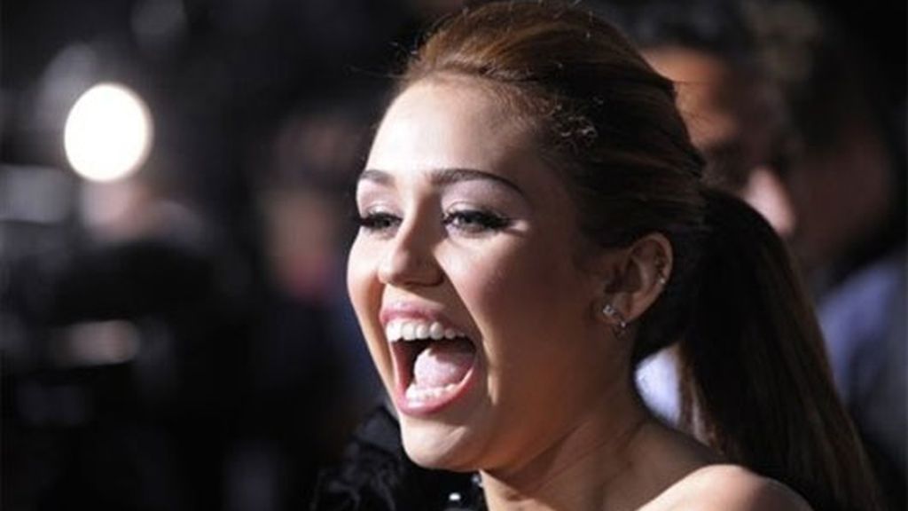 Miley luce novio en el estreno de 'The Last Song'