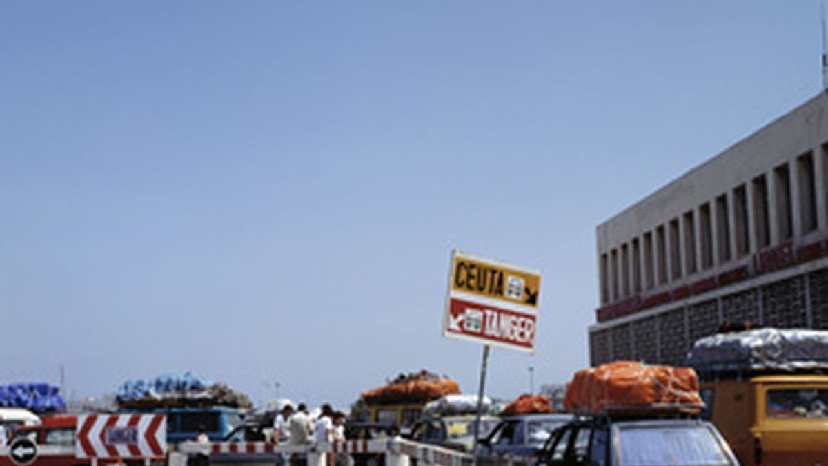 Coches esperan para embarcar en el puerto de Algeciras FOTO: GTRES