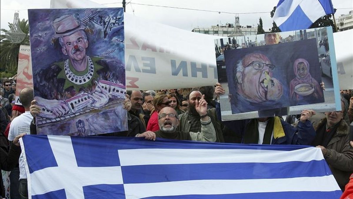 Varios protestantes se manifiestan frente al Parlamento griego, durante una huelga general el pasado mes de febrero. EFE/Archivo