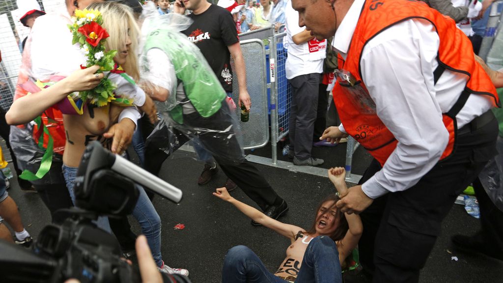 Mujeres polacas se manifiestan desnudas en Varsovia antes del comienzo de la Eurocopa
