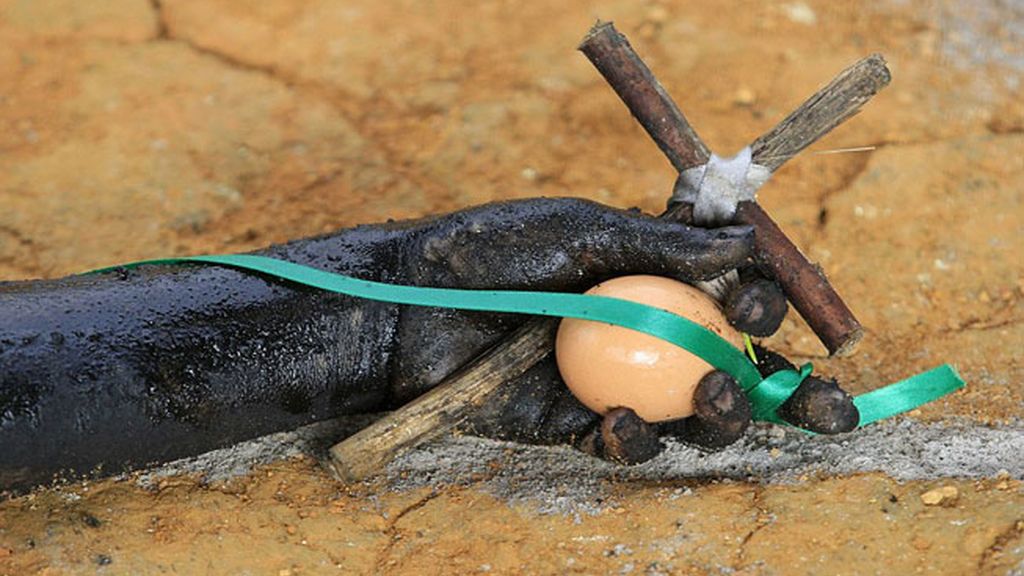 Un sacerdote colombiano exorciza a una mujer