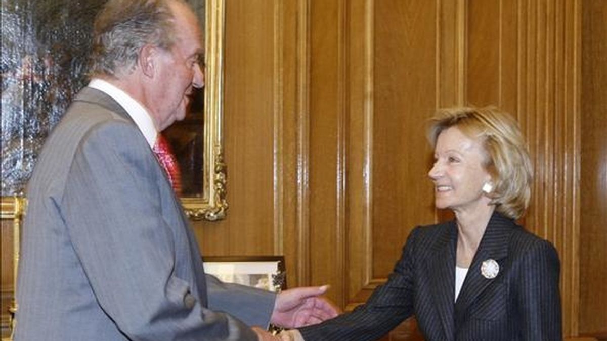 El Rey ha mantenido un despacho con la vicepresidenta segunda del Gobierno y titular de Economía, Elena Salgado. Foto: EFE.