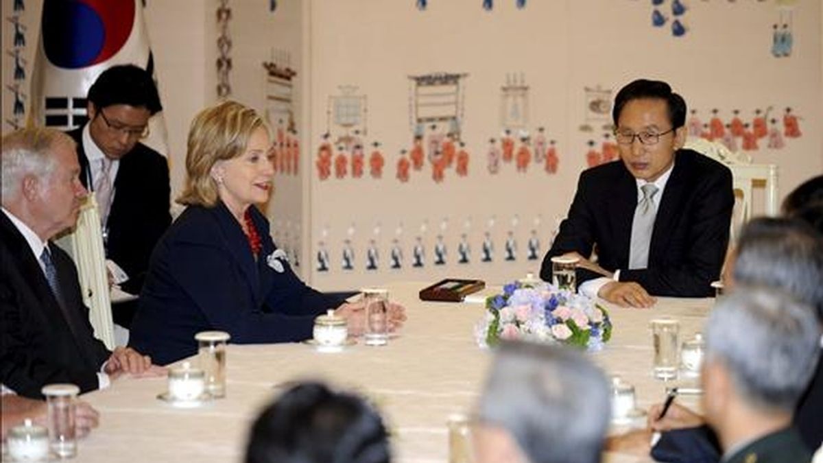 (i-d) El secretario de Defensa estadounidense, Robert Gates; la secretaria de Estado norteamericana, Hillary Clinton, y el presidente surcoreano, Lee Myung-bak, durante su reunión en el palacio presidencial de Seúl este miércoles. EFE