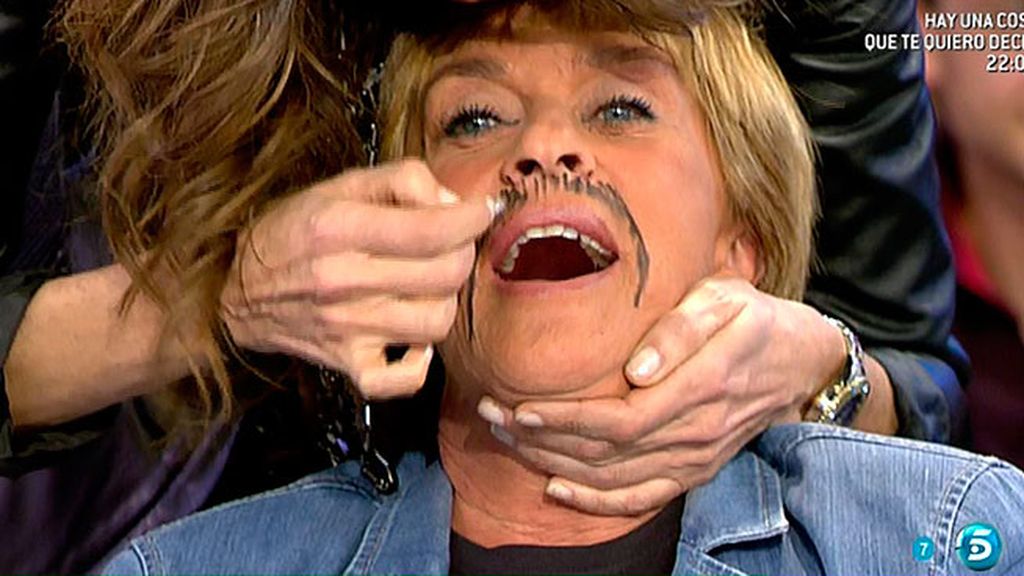 Paz Padilla pinta el bigote y las cejas a los colaboradores