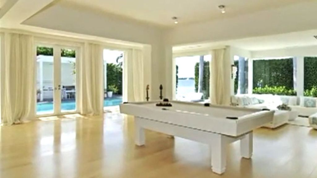 La casa tiene 800 metros cuadrados, embarcadero y piscina