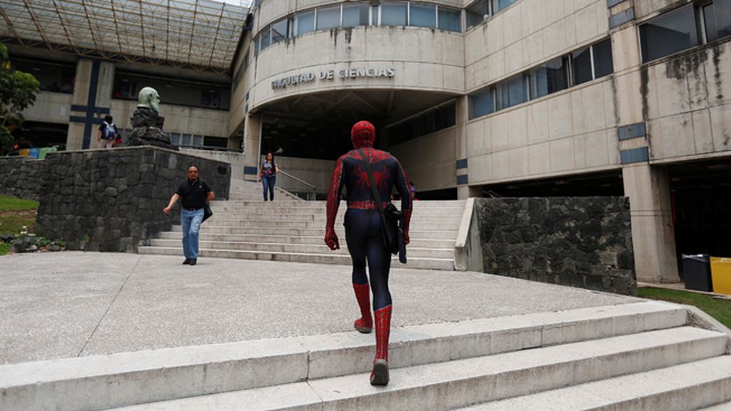 Spider-teacher: el profesor que acude a clase vestido como Spiderman