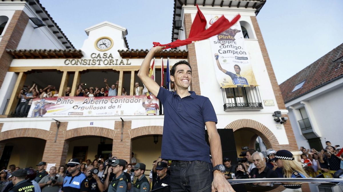 El ciclista español del Saxo Bank Alberto Contador, durante el homenaje que ha recibido por parte la localidad de Pinto, tras su victoria en la Vuelta Ciclista a España.