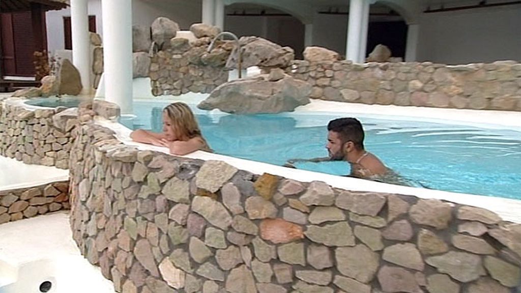 Tras una intensa noche Javi provoca la ira de Sara