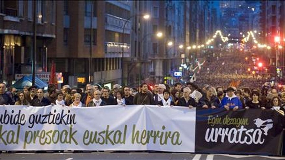 Vista de la manifestación convocada por agrupaciones políticas, sociales y sindicales y celebrada el pasado sábado en Bilbao para reclamar el final de la actual política penitenciaria del Gobierno de España hacia los presos de la banda terrorista ETA, con el lema, en euskera, "Presos vascos a Euskal Herria con todos los derechos, demos el paso". EFE