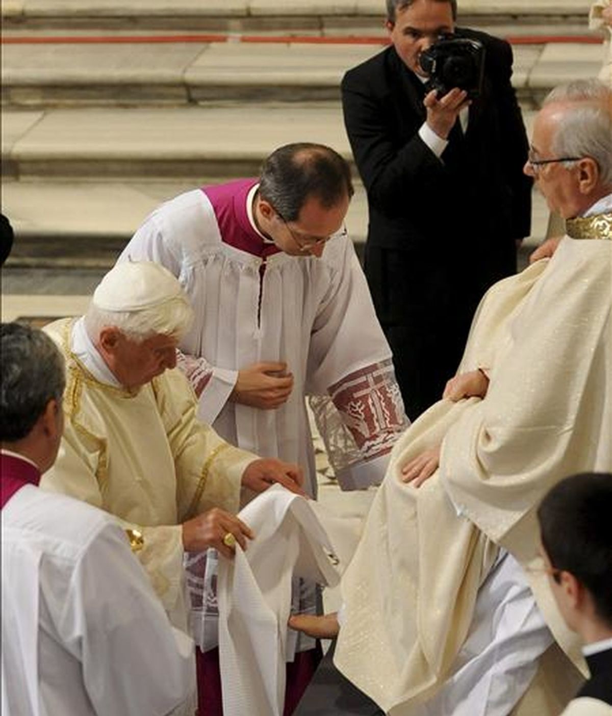 Benedicto XVI le lava los pies a uno de sus 12 sacerdotes durante la misa del Jueves Santo para conmemorar la última cena de Jesús, hoy en la basílida de San Juan de Letrán, considerada la catedral de Roma. EFE