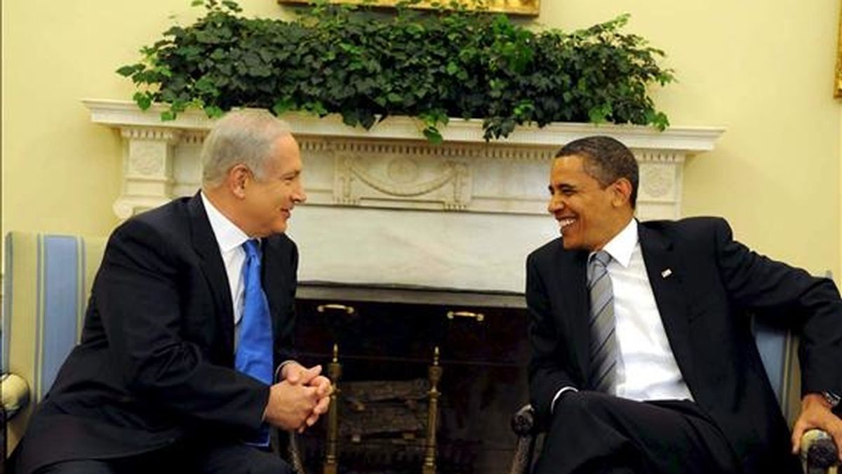 Fotografía del 18 de mayo de 2009 en la que se registró al presidente estadounidense, Barack Obama (d), y al primer ministro israelí, Benjamin Netanyahu, durante una reunión en la Casa Blanca. Obama y  Netanyahu se reencontrarán de nuevo este lunes en Washington. EFE/Archivo