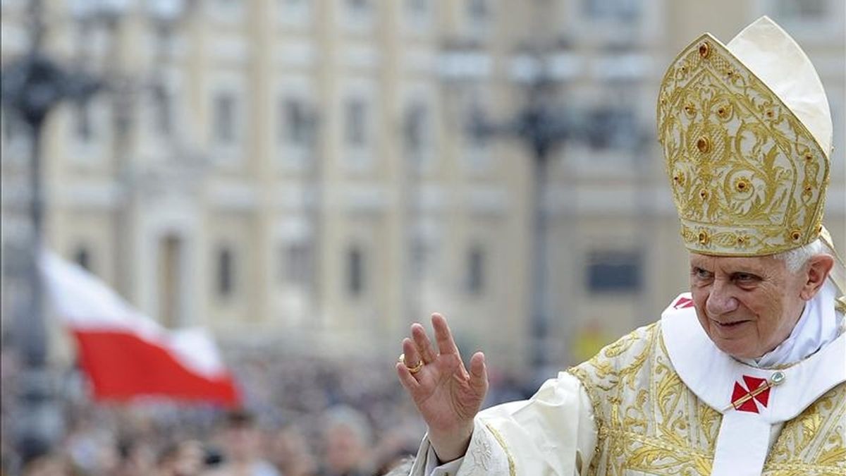 El papa Benedicto XVI saluda a los fieles, unos cien mil según fuentes vaticanas, que asisten hoy en la plaza de San Pedro del Vaticano a la misa solemne del Domingo de Resurrección. EFE