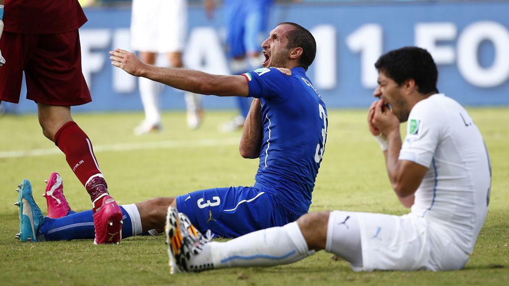 Luis Suárez mordió el hombro de Chiellini pero el árbitro no lo vio