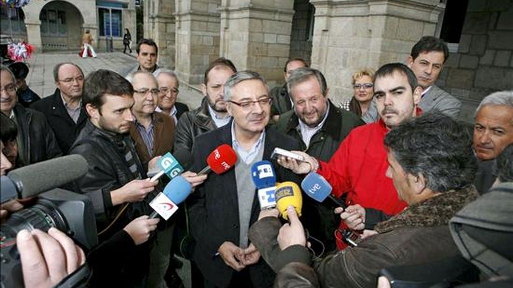 El ministro de Fomento, José Blanco, durante su comparecencia ante los periodistas en Lugo, en una visita no oficial, acompañado por el alcalde de la ciudad, José López Orozco (c-d). EFE