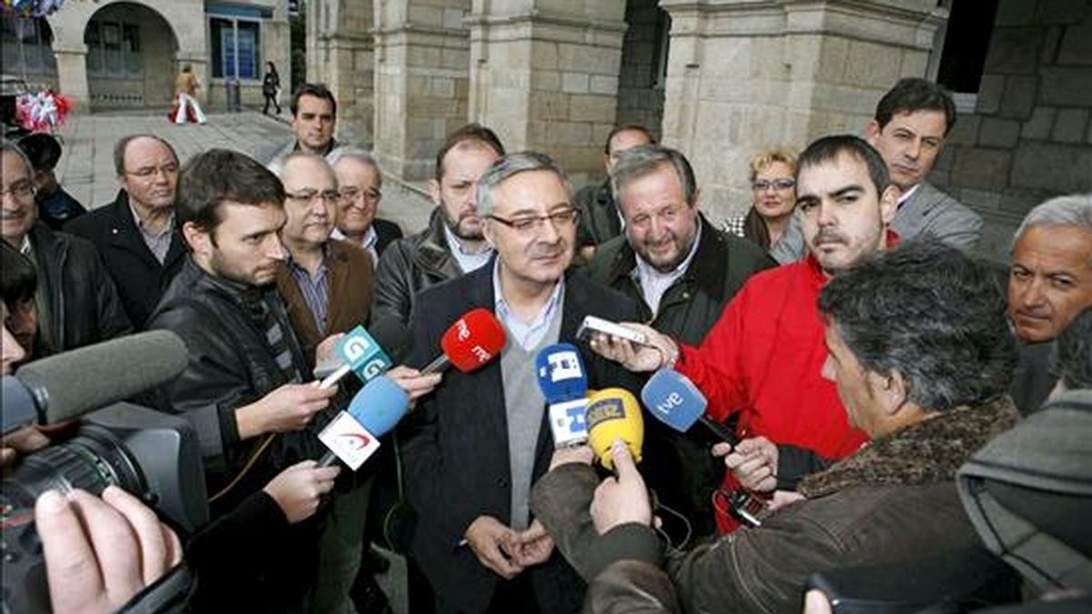 El ministro de Fomento, José Blanco, durante su comparecencia ante los periodistas en Lugo, en una visita no oficial, acompañado por el alcalde de la ciudad, José López Orozco (c-d). EFE