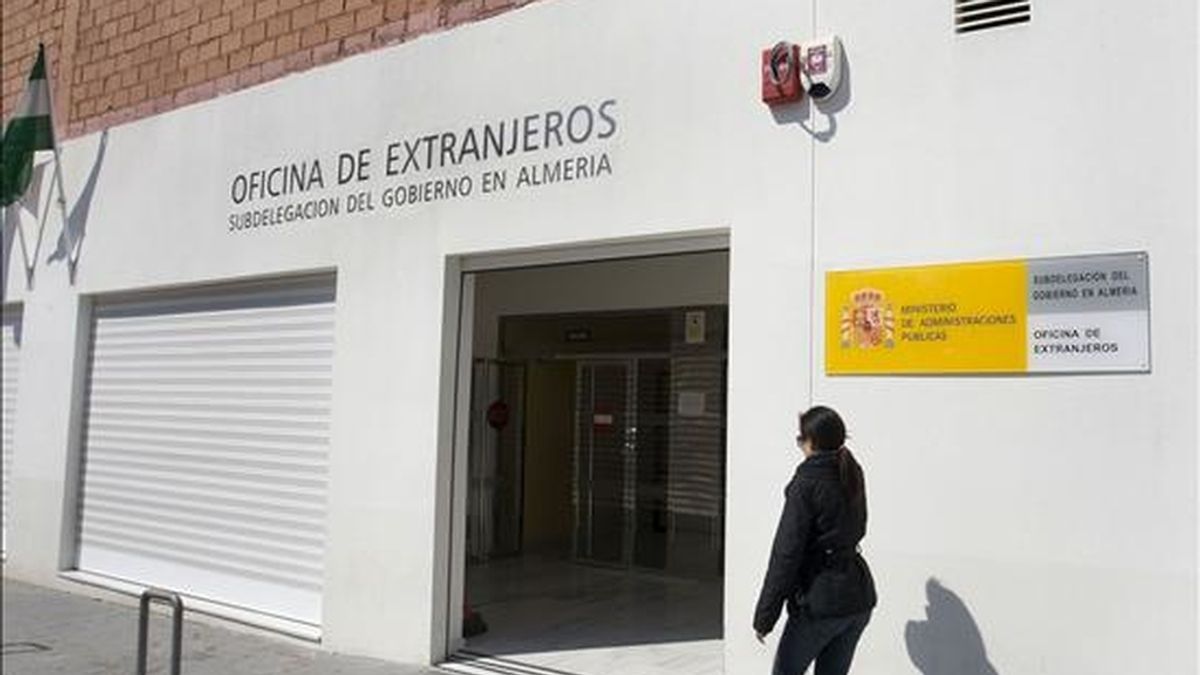 Fachada de la oficina de extranjeria de Almería donde al menos siete personas, entre ellas tres policías nacionales y un funcionario, han sido detenidas por su presunta participación en una trama de estafas a inmigrantes. EFE