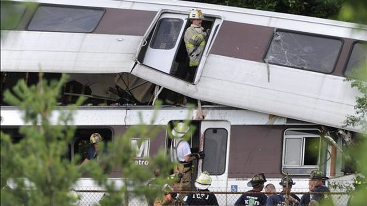 Bomberos realizan labores de rescate de víctimas después de que dos trenes colisionaron en Washington DC (EE.UU.). EFE