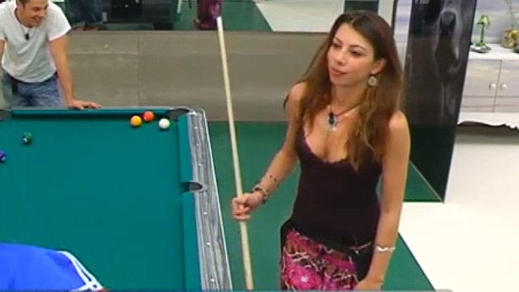 La asesora de medicina estética, muy contenta con su cuerpo