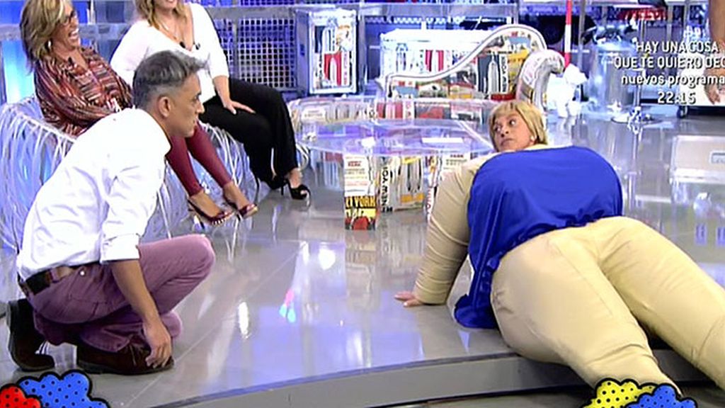 Vestida con un traje de sumo, Chelo acaba tumbada en el suelo