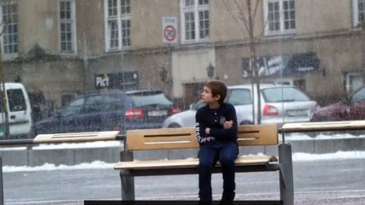 ¿Qué haría si se encuentra a un niño tiritando de frío en la parada del autobús?