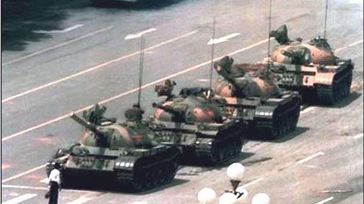 Un joven opositor para a una columna de tanques en Tiananmen. Esta foto fue la galardonada en el World Press Photo de 1989.