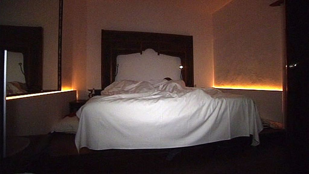 Tras una intensa noche Javi provoca la ira de Sara