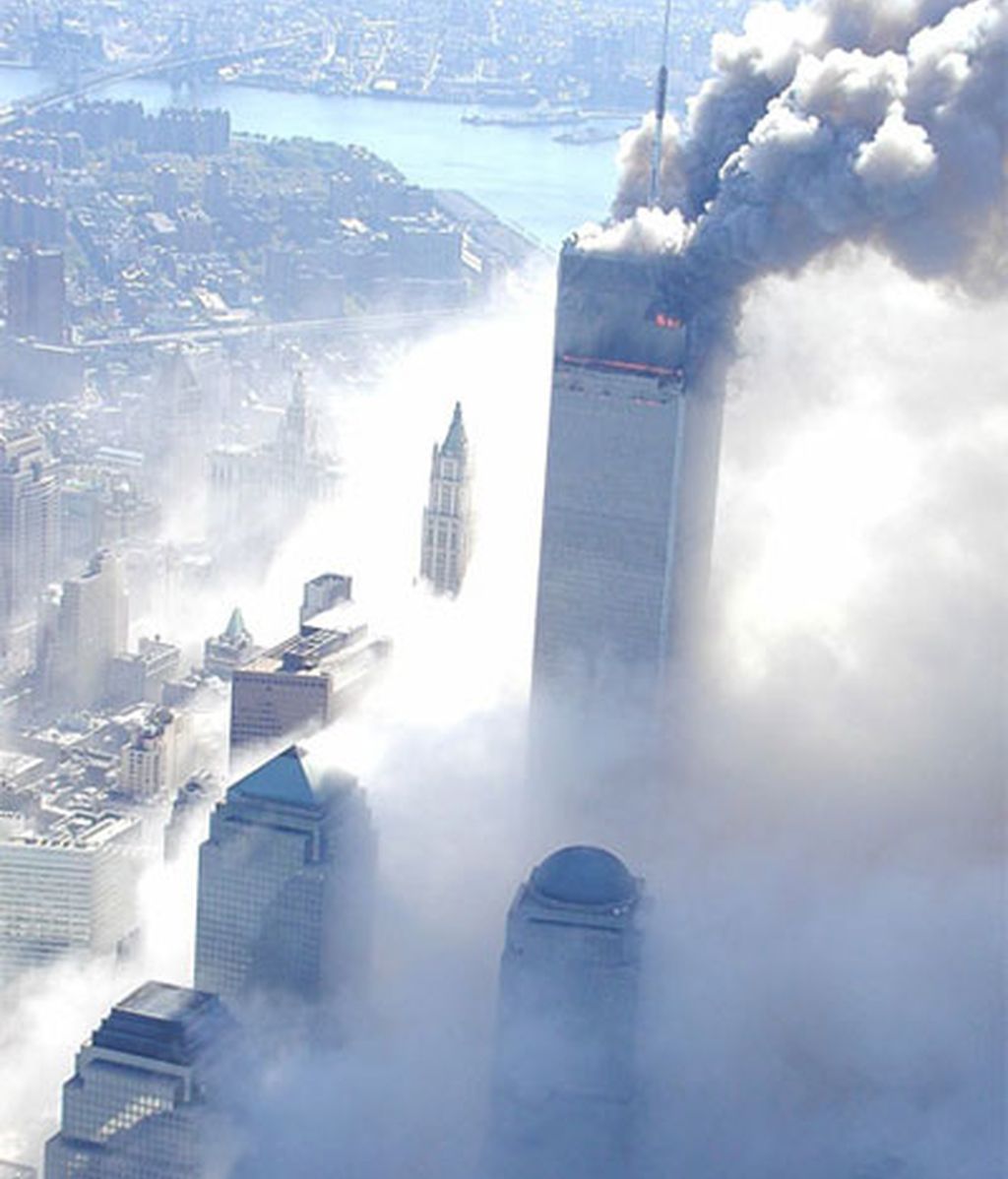 El humo se mezcla con las llamas del impacto