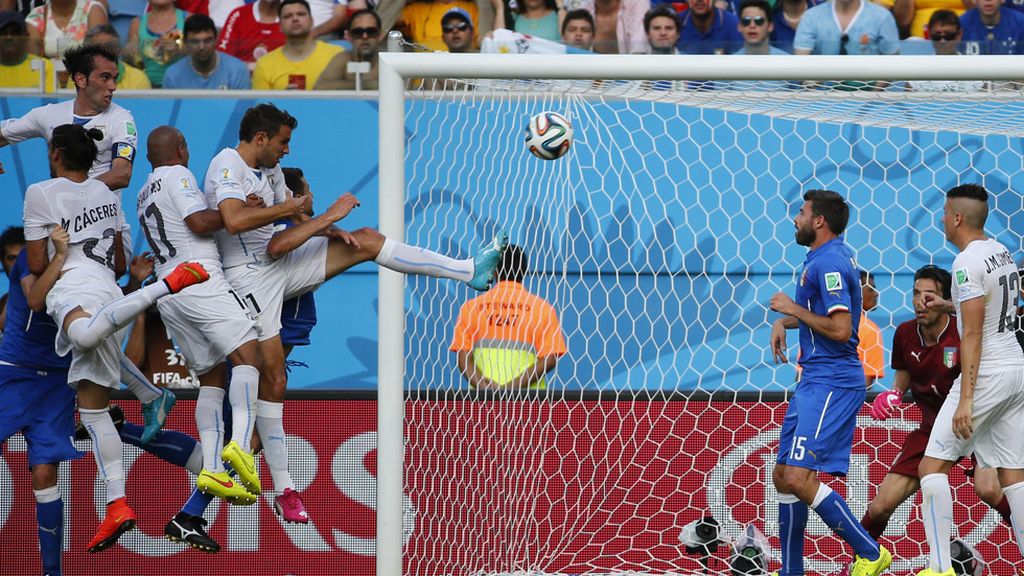 Uruguay vence en la batalla de Natal, pasa a octavos y deja a Italia fuera del Mundial 2014 (0-1)