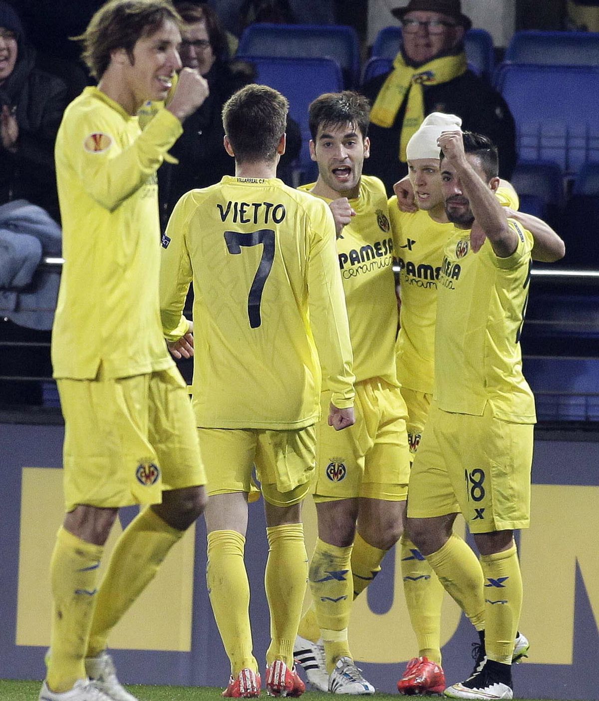 Los jugadores del Villarreal celebran el segundo gol del equipo castellonenese