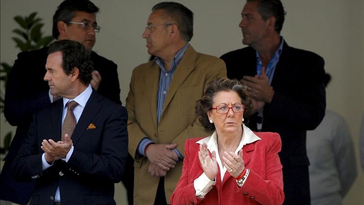 La alcaldesa de Valencia, Rita Barberá, aplaude durante la segunda jornada del Gran Premio de España de la Global Champions Tour que se disputa este fin de semana en la Ciudad de las Artes y de las Ciencias de Valencia. EFE