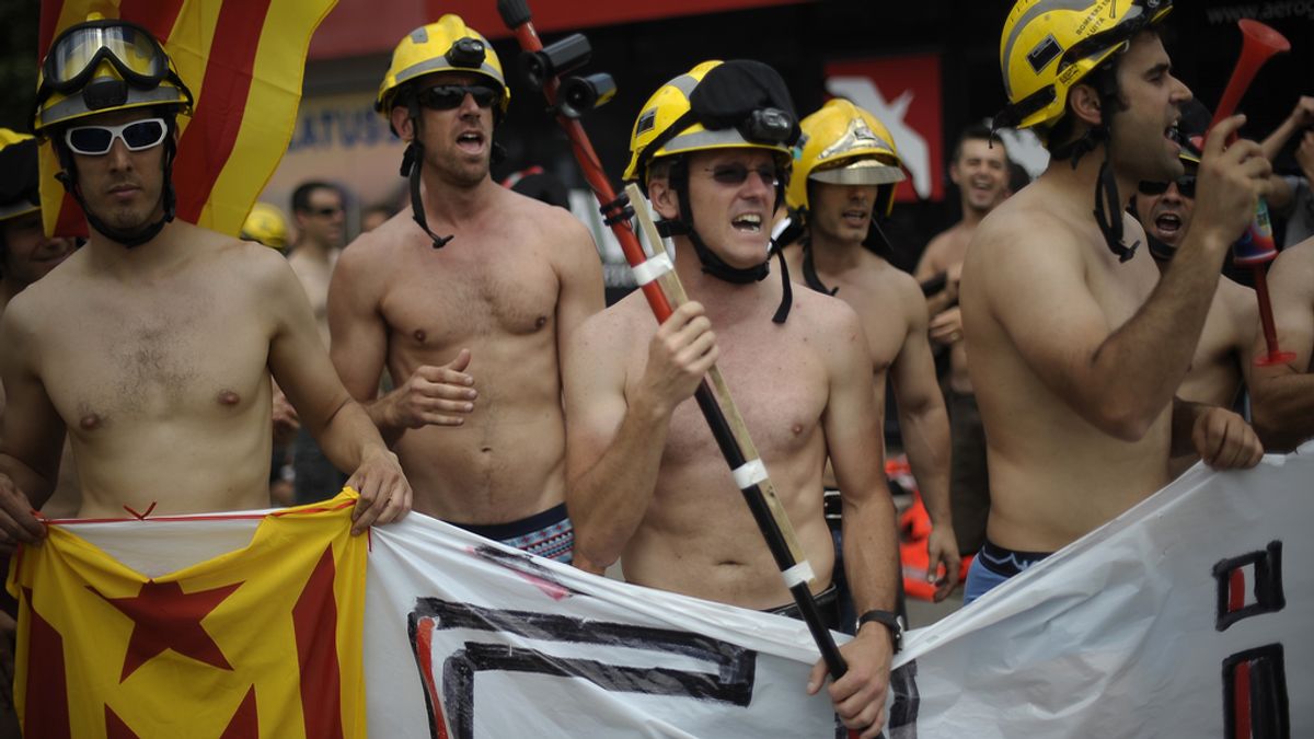 Los bomberos de Sabadell protestan en calzoncillos contra los recortes