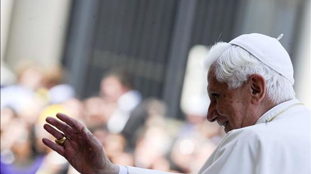 El Papa Benedicto XVI bendice a los miles de fieles congregados en la plaza de San Pedro del Vaticano para atender a la audiencia pública de los miércoles, en el Vaticano, el 15 de abril. EFE