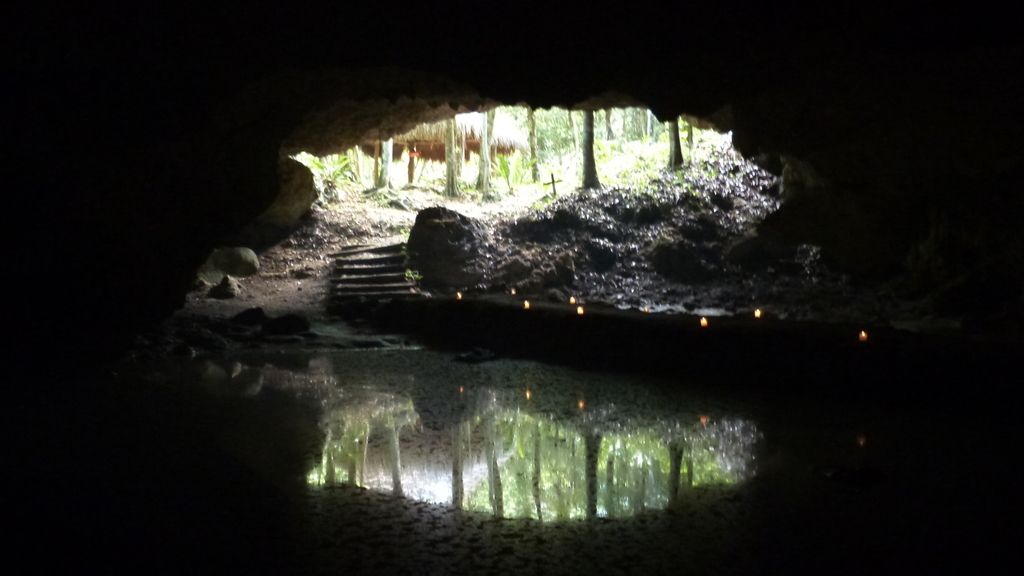 cenote. oscuro