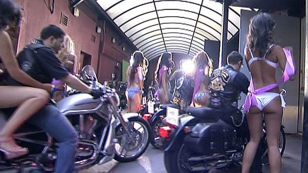 Las candidatas a Lady España llegan en moto a 'Sálvame'