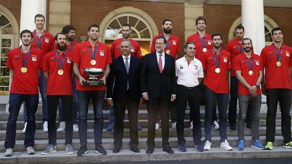 Mariano Rajoy con la selección de baloncesto en Moncloa