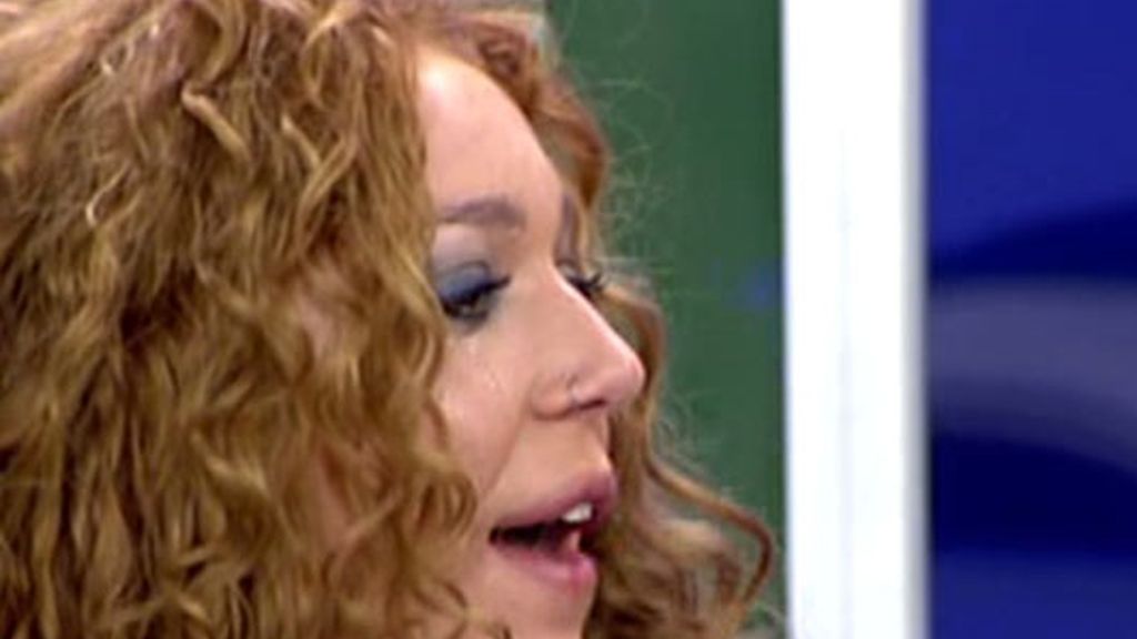 Barbara Rey consuela a su hija, Sofía Cristo, que se derrumba en la publicidad