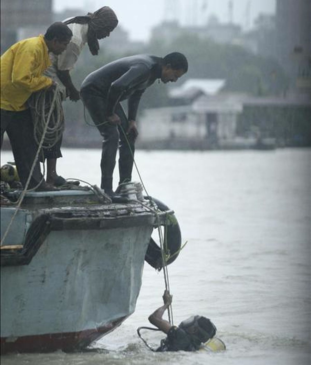 Jóvenes bangladesíes participan en una operación de rescate tras el naufragio de un barco en el río Shitalakkhya, en Narayangonj, en el centro de Bangladesh, hoy, lunes 5 de julio. EFE