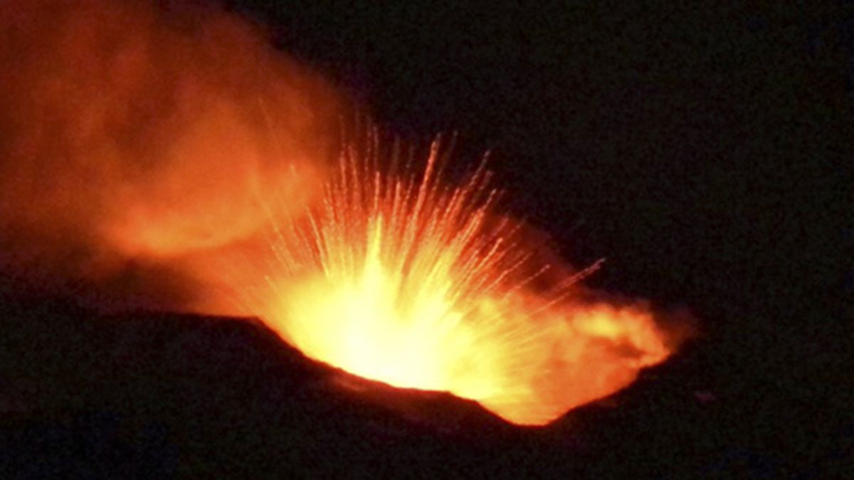 Imagen que muestra el Etna en el momento de más actividad, la pasada noche. Foto AP