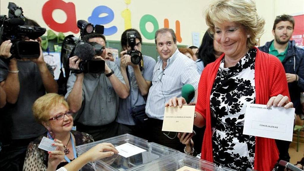 La presidenta de la Comunidad de Madrid y aspirante a la reelección, Esperanza Aguirre, deposita su voto para las elecciones autonómicas y municipales de hoy en el colegio Pi i Margall de Madrid. EFE