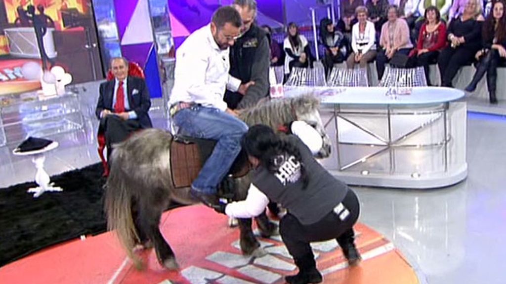 Chiqui entra en plató a lomos de un poni y Jorge Javier le imita
