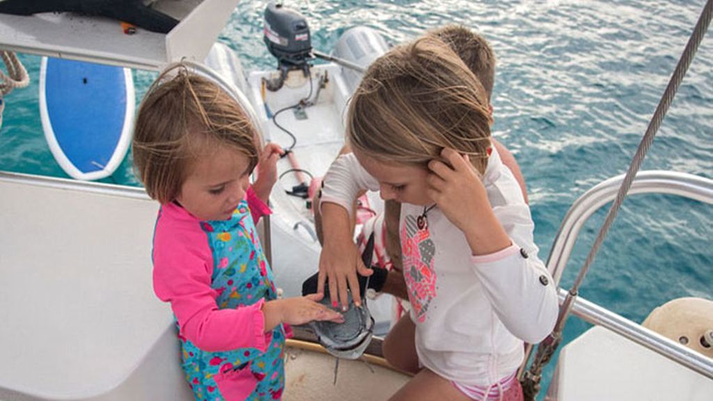 Una pareja canadiense, Genevieve y Eben,  viaja con sus hijas