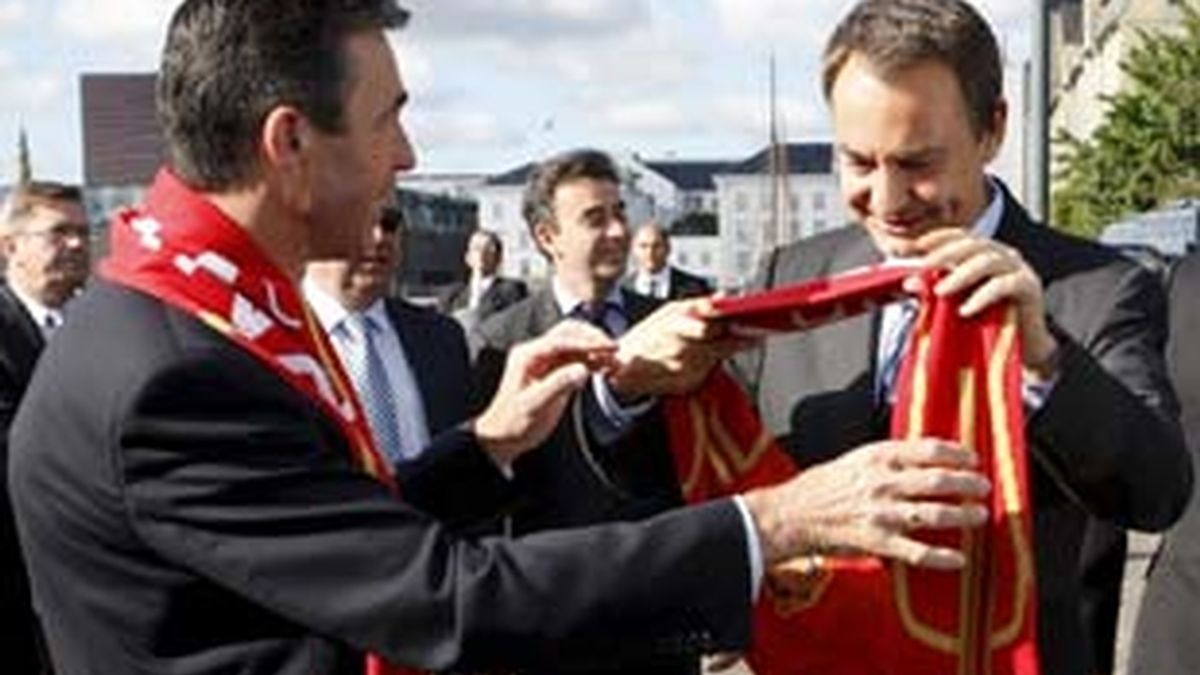 El presidente del Gobierno ha recibido una bufanda de España al llegar a Dinamarca. Video: Atlas