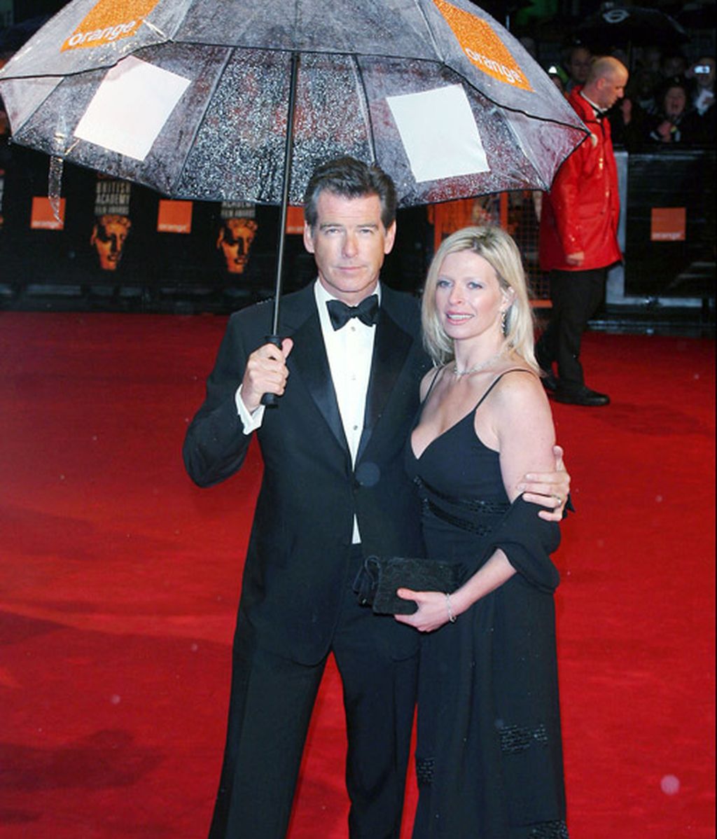 Las gotas hacen chip en sus paraguas chic