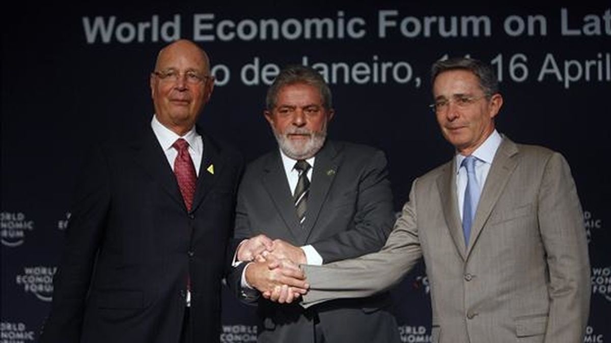 El presidente brasileño, Luiz Inácio Lula da Silva (c), saluda a su homólogo colombiano, Álvaro Uribe Vélez (d), y al presidente del Foro Económico Mundial, Klaus Schwab (i), durante la apertura de la plenaria de la cuarta edición del foro que se lleva a cabo en Río de Janeiro (Brasil). EFE