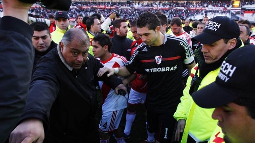 Gravísimos incidentes tras el descenso de River Plate a la 'B'