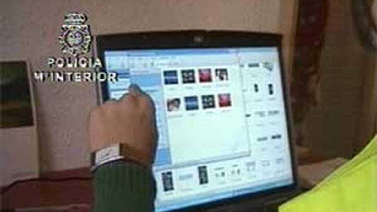Un miembro de la Guardia Civil vigila una página de internet con posible contenido pedófilo. Foto: EFE