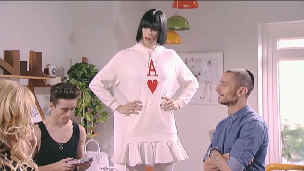 Lola quiere que el diseñador le haga a su madre un vestido de novia